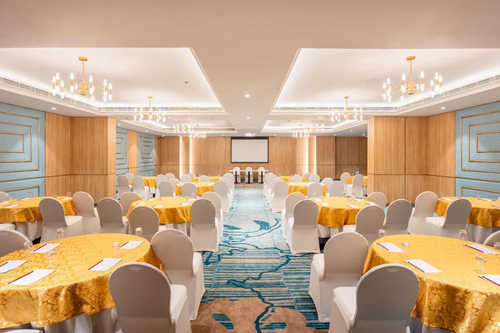 Park Inn & Suites By Radisson Thrissur East Fort ภายนอก รูปภาพ