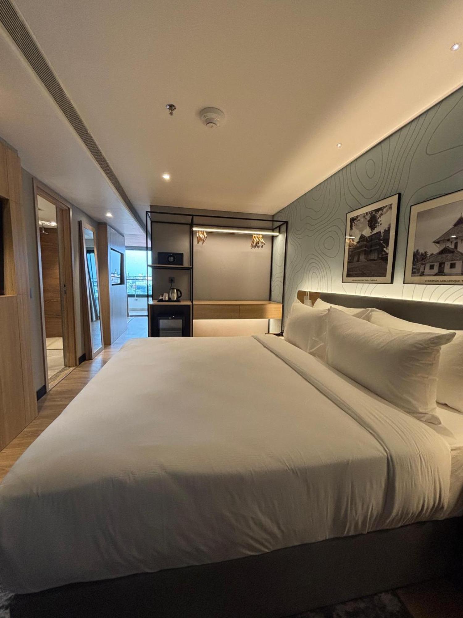 Park Inn & Suites By Radisson Thrissur East Fort ภายนอก รูปภาพ