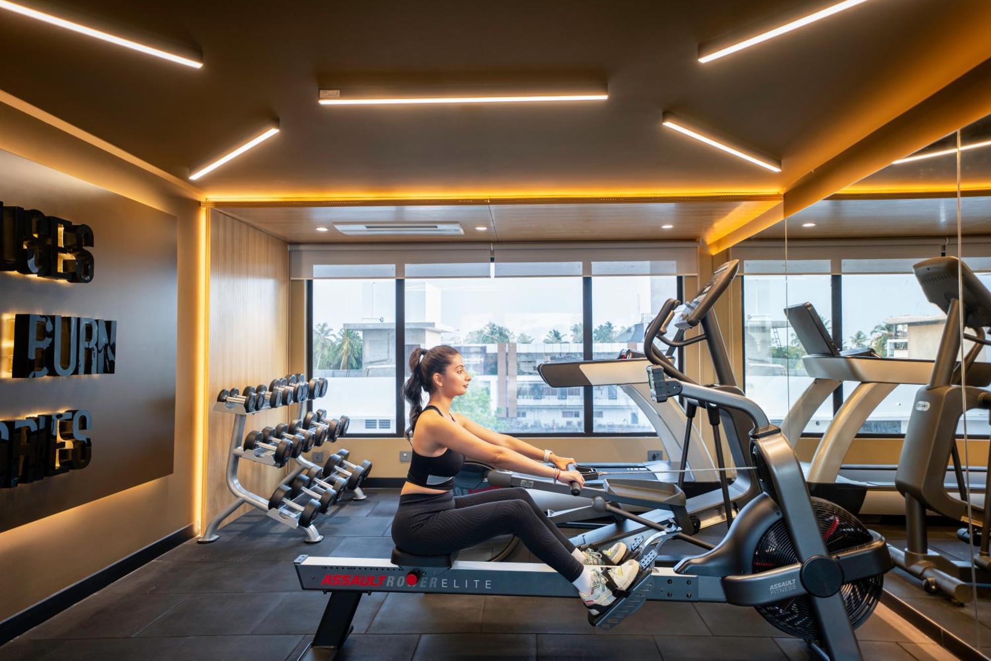Park Inn & Suites By Radisson Thrissur East Fort ภายนอก รูปภาพ